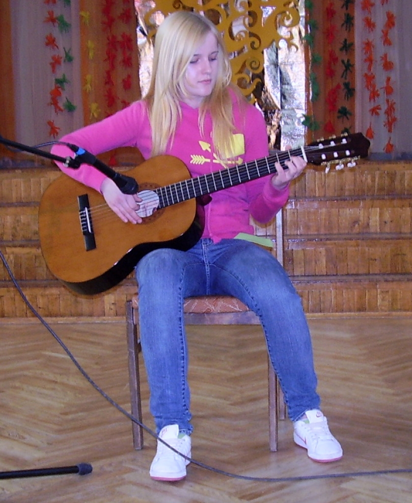 Elīna Stabule dzied grupā «Miljons», bet talantu konkursā spēlēja ģitāru. 
Autors: Uldis Varnevičs