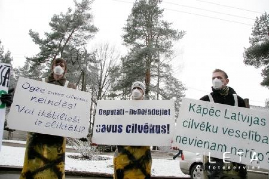 19.03.2008. Ikšķiles iedziīvotāji piketē pie Ikšķiles novada domes, protestējot pret Ikšķiles domes rīcību un 