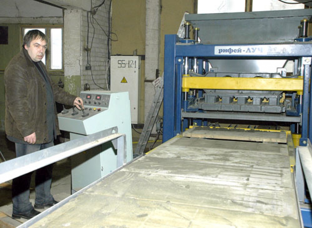 SIA «Edventa» izpilddirektors Andris Jansons stāsta, ka bruģakmeni ražo ar vibropresēšanas un spiediena metodi: «Iekārta automātiski dozē vajadzīgās saistvielas un cementu. Tā divas reizes novibrē un nopresē ar 70 atmosfēru spiedienu.»
Autors: Ivars Bogdanovs