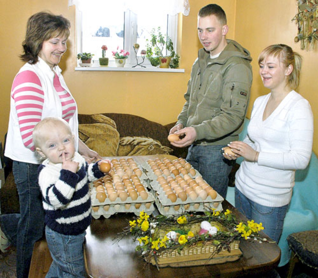Rundāles pagasta «Riekstiņos» nav jāraizējas, kā sagādāt olas, jo ģimenes uzņēmējdarbība ir putnkopība. Par Lieldienu noskaņu rūpējas Aiva (no labās), Edgars un Ineta Grasmaņi, kā arī pats jaunākais svētku svinētājs – mazais Aleksis.
Autors: Ivars Bogdanovs