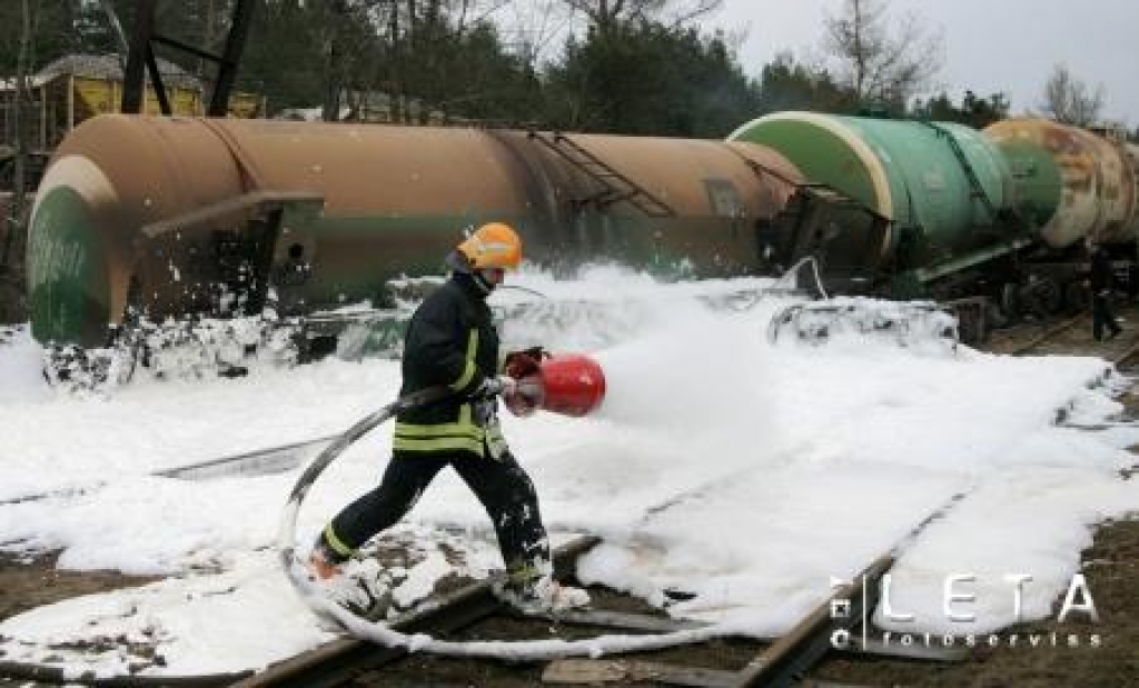 18.03.2008. Viļņā 18.martā noskrējušas no sliedēm četras dzelzceļa cisternas, divas no tām apgāzušās un no vienas izlijis benzīns.
Autors: ELTA/LETA