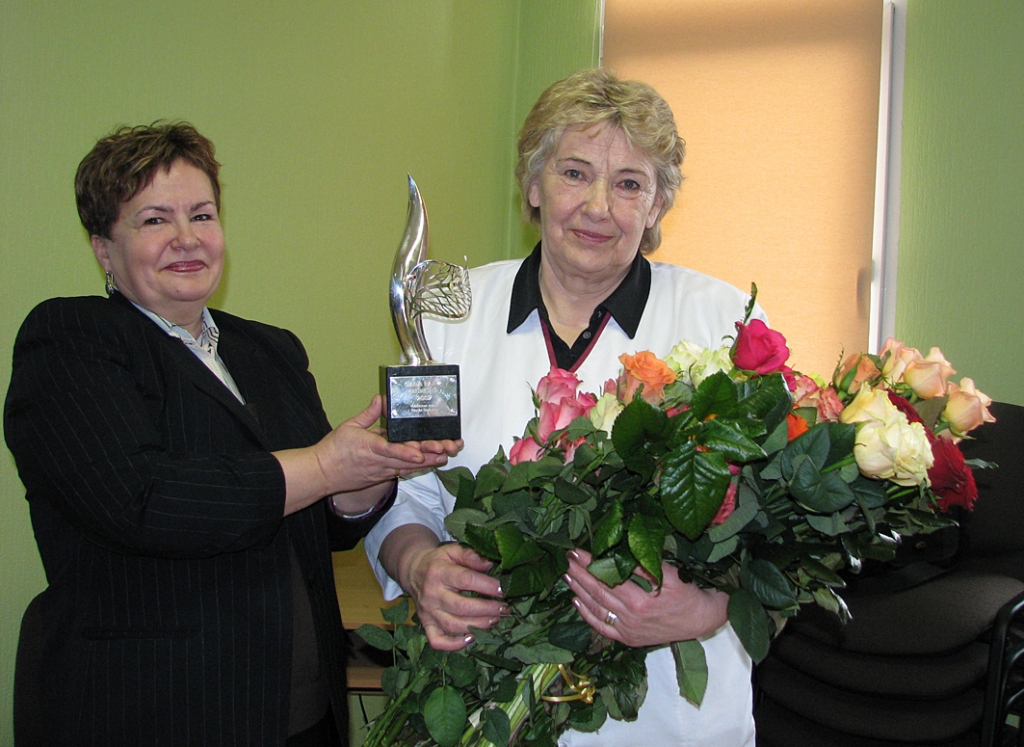 Kolēģiem dāvinot pa vienai rozei, Maijas Dūdumas rokās sakrājās klēpis krāšņo ziedu. IVSAC direktores Mirdzas Brazovskas (no kreisās) rokās balva - mākslinieka Armanda Jēkabsona darinātā statuete.
Autors: Juris Iļņickis