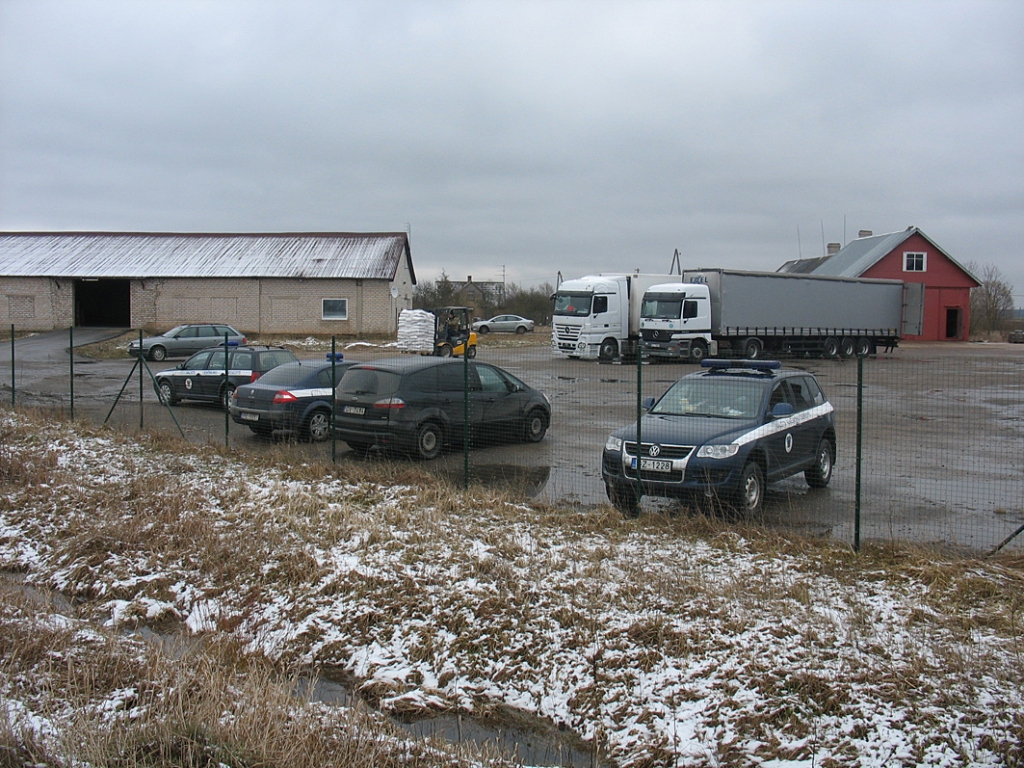 SIA «Jūriņas» teritorijā 17. martā strādā VID Muitas kriminālpārvaldes darbinieki.
Autors: Vilnis Auzāns