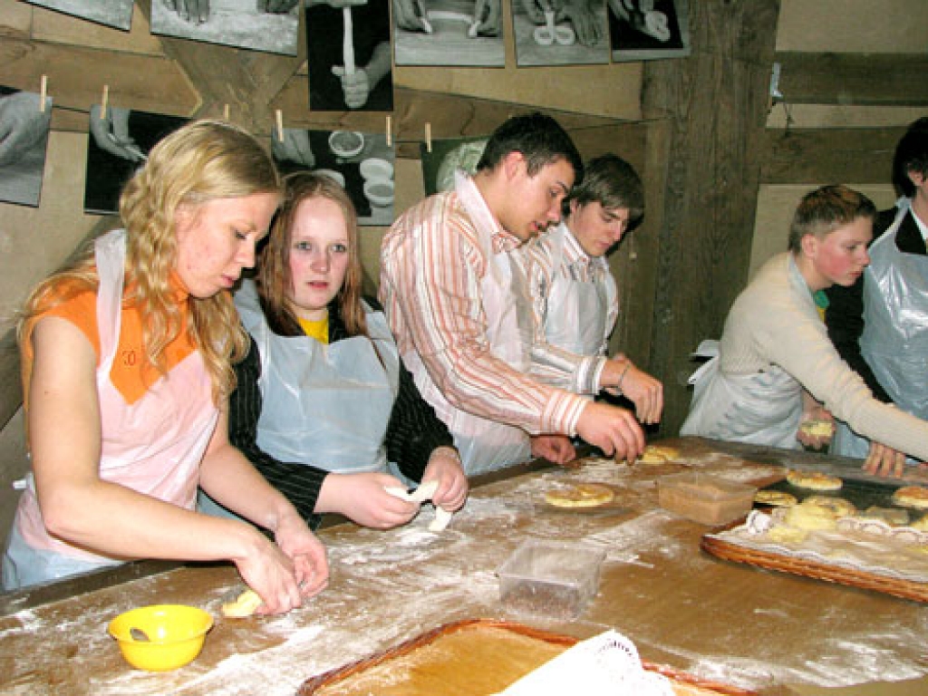 Latvijas Jauno zemnieku kluba dalībnieces rundāliete Gunita Atstupena (no kreisās) un ceraukstiete Laura Skodžus kopā ar organizācijas 18. kongresa delegātiem atpūtas centrā «Rožmalas» mācījās cept kliņģerīšus. 
Autors: Juris Iļņickis