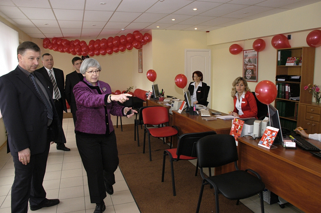 SIA «InservissCredit» darbinieki, arī klienti atzīst, ka līdztekus citām priekšrocībām jaunajām telpām ir vēl viena papildu ērtība – tās atrodas ēkas pirmajā stāvā. 
Autors: Ivars Bogdanovs