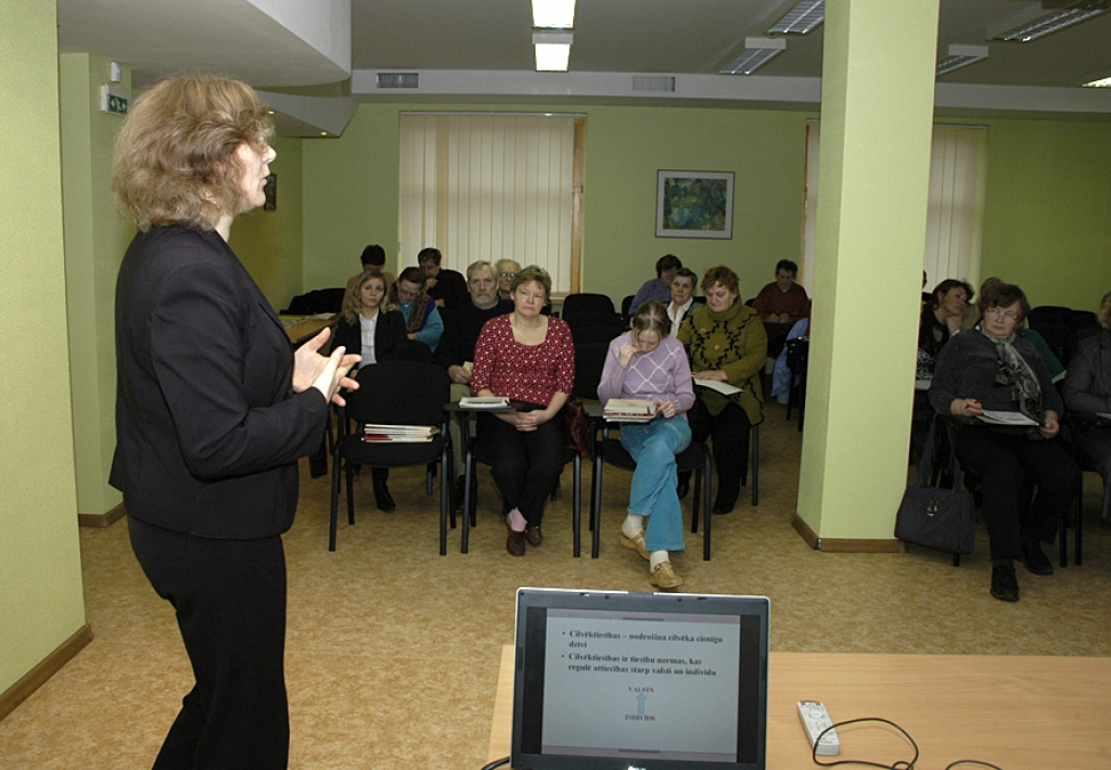 Bauskas daudzfunkcionālajā rehabilitācijas centrā «Ābele» Tiesībsarga biroja juristi uzrunāja baušķeniekus. Pēc semināra bija iespēja bez maksas saņemt juridiskās konsultācijas par cilvēktiesību un labas pārvaldības jautājumiem. To izmantoja tikai daži.
Autors: Ivars Bogdanovs
