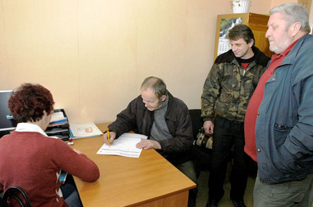 Par Satversmes grozījumiem parakstījušies rundālieši Vilnis Klīve, Aleksandrs Ivanovs un Jānis Ozols. Rundāles pagasta vēlēšanu komisijas locekle Silvija Pavlova pieraksta viņu datus. 
Autors: Ivars Bogdanovs