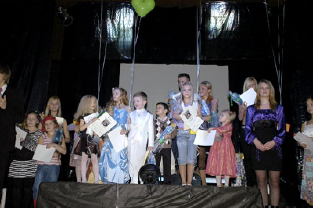 Konkurss «Bauskas balsis» noslēgumā – visi dalībnieki uz skatuves.
Autors: Ivars Bogdanovs