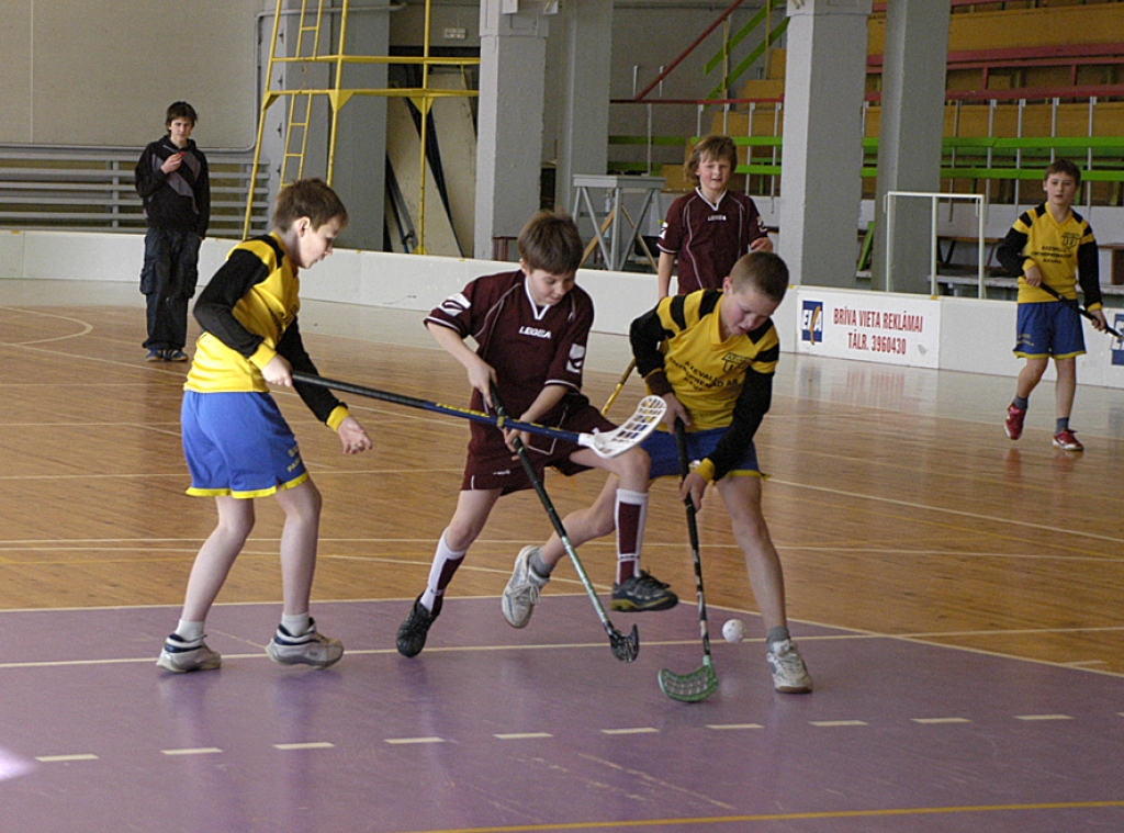 Par bumbiņu cīnās Bauskas pamatskolas (dzeltenos tērpos) un Bauskas 1. vidusskolas komandu spēlētāji. Šoreiz Bauskas pamatskolas komandai neveicās spēle aizsardzībā.
Autors: Ivars Bogdanovs