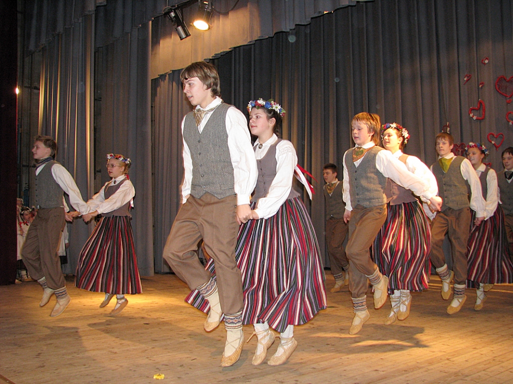 Uzstājas Bauskas 1. vidusskolas 5. – 6. klašu dejotāji.
Autors: Juris Iļņickis