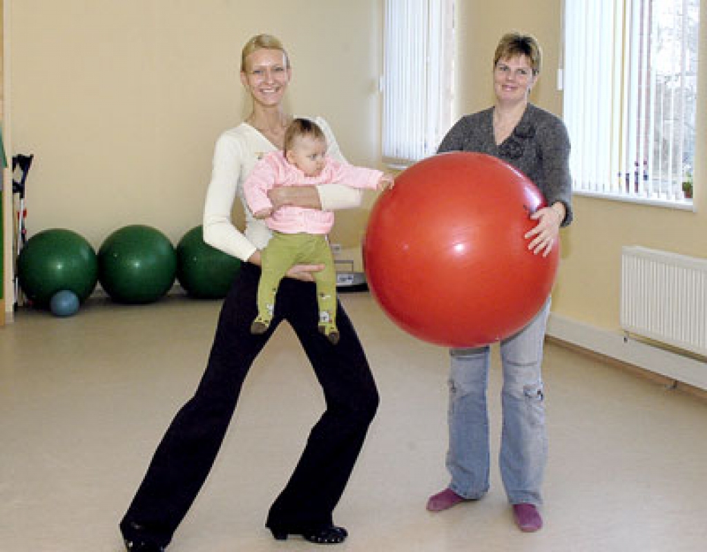 Renātei ir pieci mēneši, fizioterapeites Sanitas Dreimanes rokās viņa jūtas droši. Māmiņa Solvita Želve vēro Bobota vingrošanas paņēmienus, lai mājās mazulīti varētu vingrināt pati.
Autors: Ivars Bogdanovs