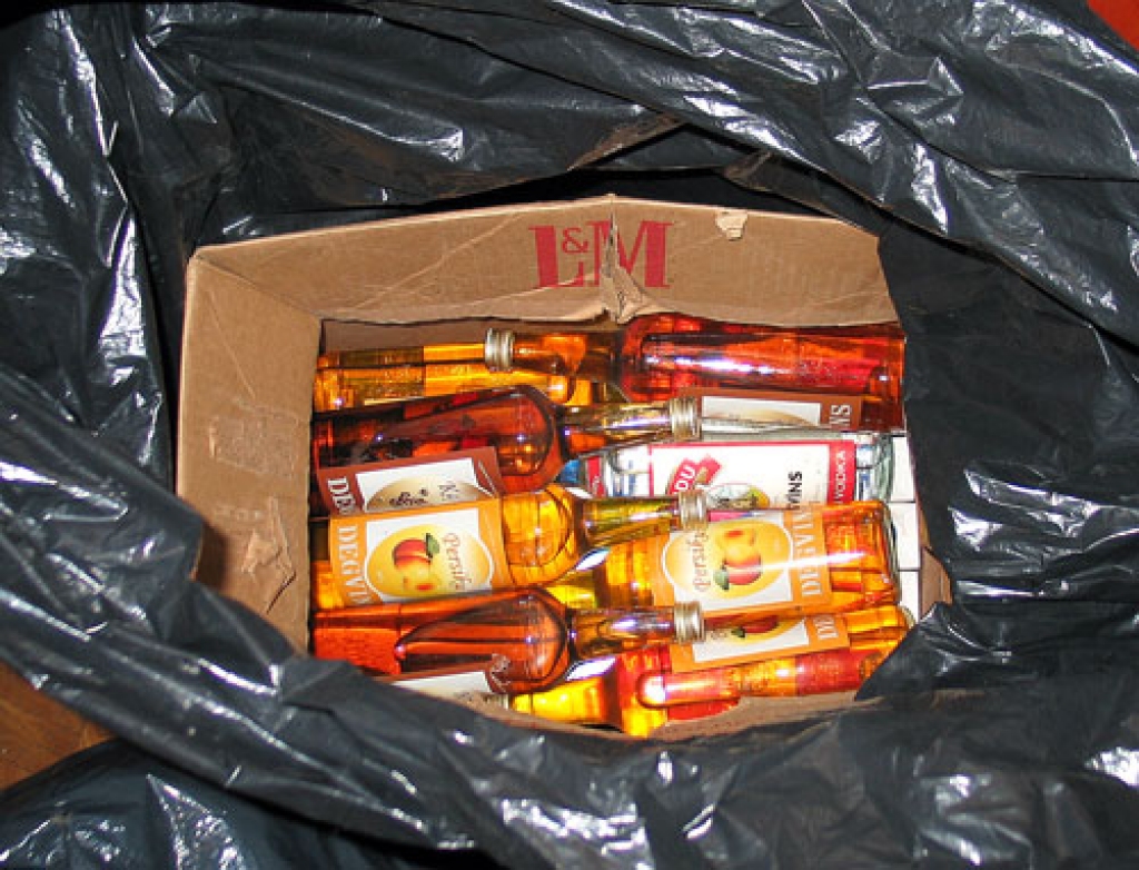 Kopumā policisti abos dzīvokļos un mājā izņēma 109 litrus spirta, 129 litrus alkohola, kas jau bija sapildīts pudelēs, 1613 paciņu tabakas izstrādājumu, 300 tukšu pudeļu, etiķetes. Policijas rīcībā nonākušas cigaretes «Prima», «LM», degvīns «Moskovskaja», «Persiku», «Kafijas». 
Autors: No policijas arhīva.