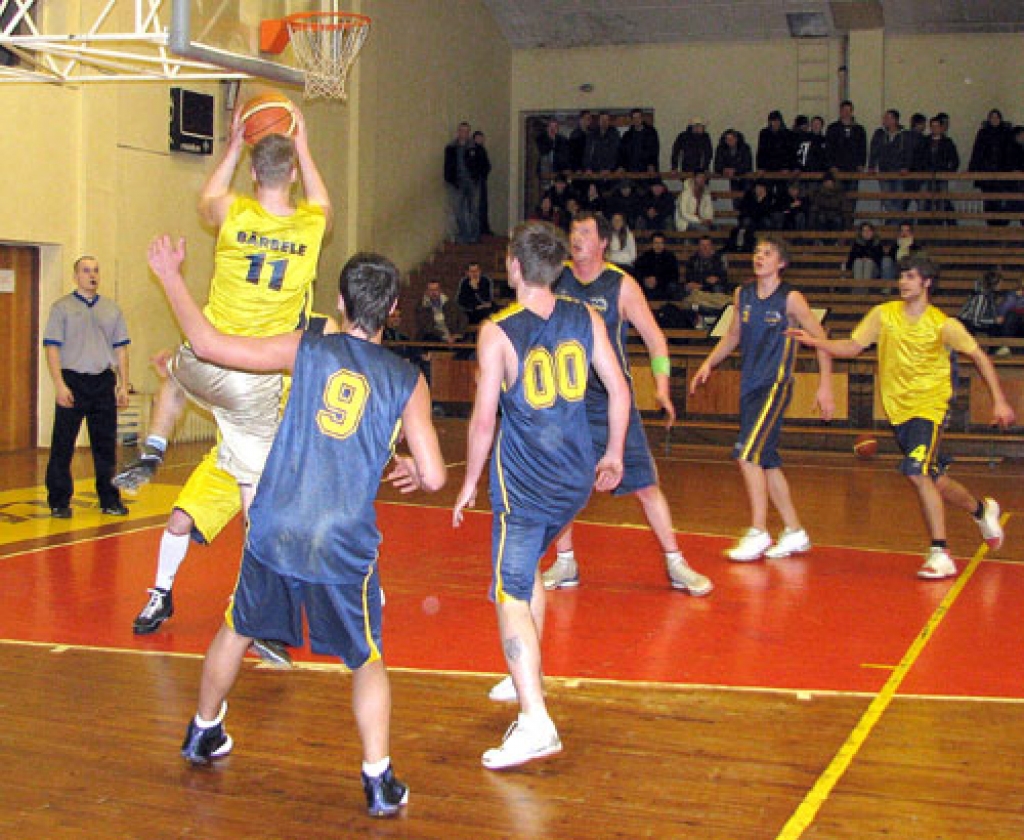 Vienības «Klondaika» grozā met «Bārbeles» (gaišos tērpos) basketbolists Gundars Baldiņš. Komandas 28. februārī cīnījās par iekļūšanu superfinālā. Spēlē uzvarēja «Klondaika».
Autors: Juris Iļņickis