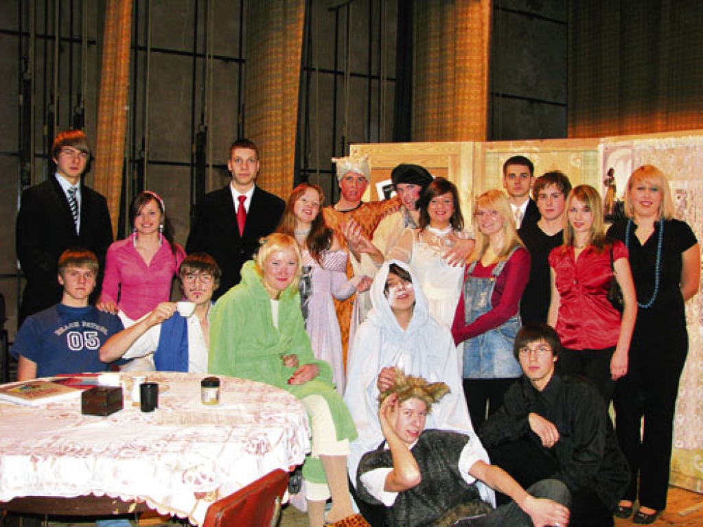 Misas vidusskolas 12. klases skolēnu spēlētā luga «Šekspīra vientulība» žetonu vakarā izcēlās ar krāšņiem tērpiem, specefektiem un oriģinālu sižetu.
Autors: Juris Iļņickis