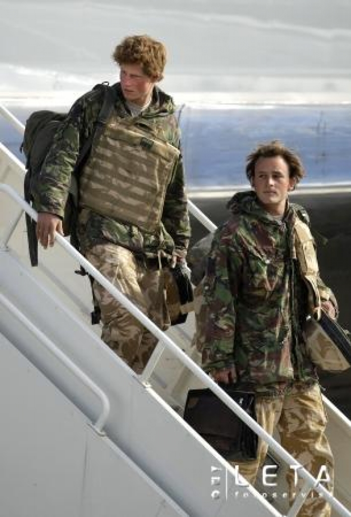 01.03.2008. Lielbritānijas princis Harijs atgriežas Lielbritānijā no dienesta Afganistānā, ko viņam nācās pārtraukt priekšlaicīgi sakarā ar informācijas noplūdi medijos. 
Autors: AFP/LETA
