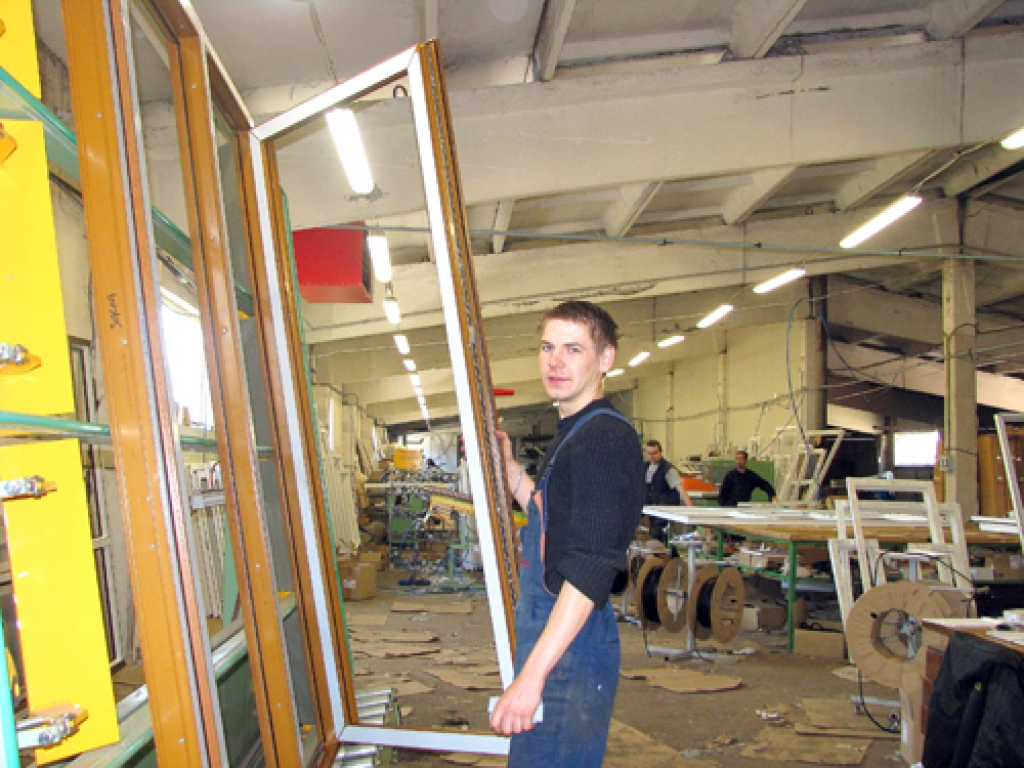 Dimzkalnietis Normunds Feldmanis iemācījies stiklot, pašlaik viņš apstrādā balkona logu ar durvīm.
Autors: Juris Iļņickis