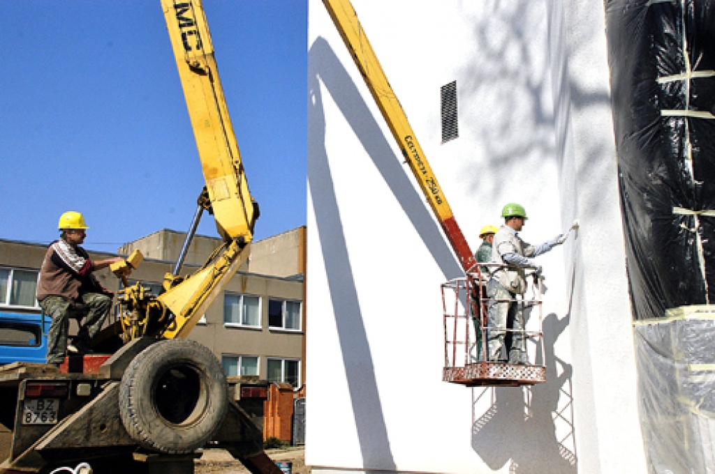 Strādnieki beidz krāsot fasādi daudzfunkcionālajā izglītības centrā Dārza ielā.
Autors: Ivars Bogdanovs