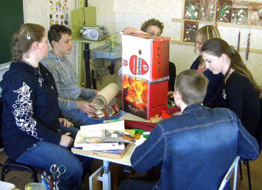 Gaismas pils maketu gatavo 8. klases audzēkņi Laura Vīksna (no kreisās), Matīss Svikša, Elvis Švecs, Una Vilciņa, Olga Stankovska un Sergejs Mjadeļecs.
Autors: no skolas albuma