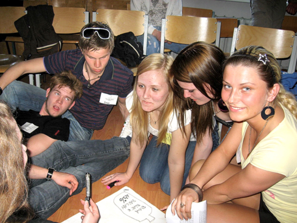 Spēlējot dažādas spēles, laiku kopīgi pavada Bauskas un Hedemoras jaunieši.
Autors: no albuma