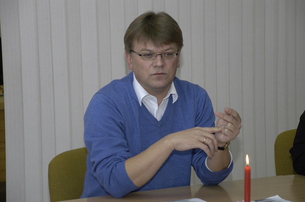 9. Saeimas deputātu Aigaru Štokenbergu (no kreisās), 9. Saeimas Sociālo un darba lietu komitejas priekšsēdētāju Aiju Barču un klātesošos uzrunā Bauskas pensionāru nodaļas vadītāja Margarita Gaile (stāv).
Autors: Ivars Bogdanovs