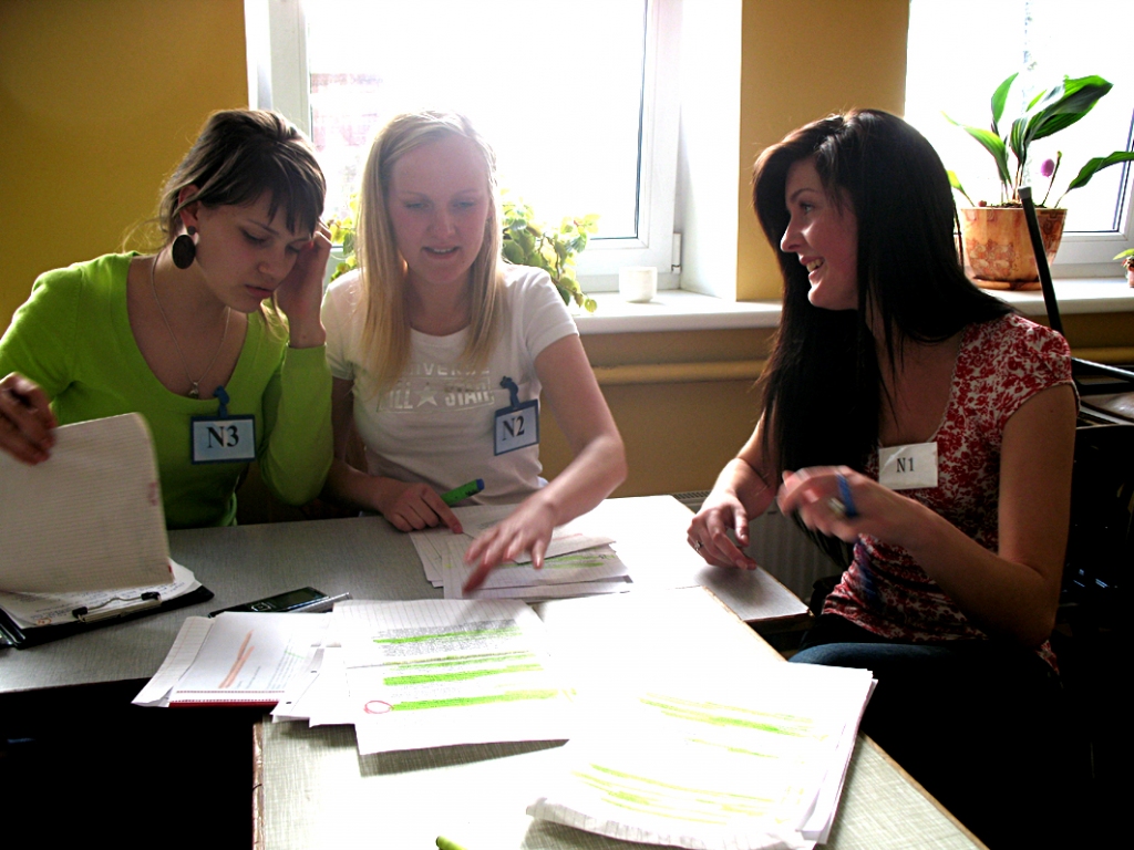 Bauskas 1. vidusskolas audzēkņu Elīnas Milleres (no kreisās), Gitas Pumpures un Maijas Rudzrogas panākumu pamatā ir saliedēts komandas darbs, kā arī prasme operatīvi rīkoties ar bagātīgo informācijas klāstu.  
Autors: Vilnis Auzāns