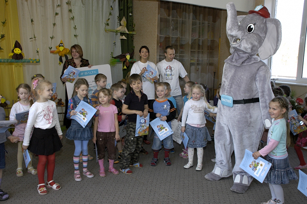 «Ugunsdzēsēja» Baltiņa rokā stingri ieķērusies Megija Biezā (pirmā no labās). Baltiņš mazajiem kāpēcīšiem palīdzēja uzzināt, kā justies droši un pasargāti savās mājās.
Autors: Ivars Bogdanovs