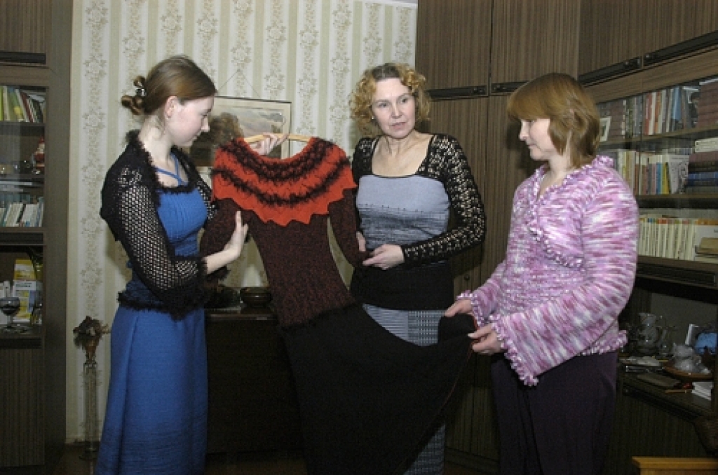 Gailīšu pagasta lietišķās mākslas studijas «Stella» vadītāja Maira Vīķe (vidū) kopā ar tudijas dalībniecēm Ilonu Tauri (no kreisās) un viņas mammu Intu pielaiko un pārlūko tērpus.
Autors: No «Bauskas Dzīves» arhīva.