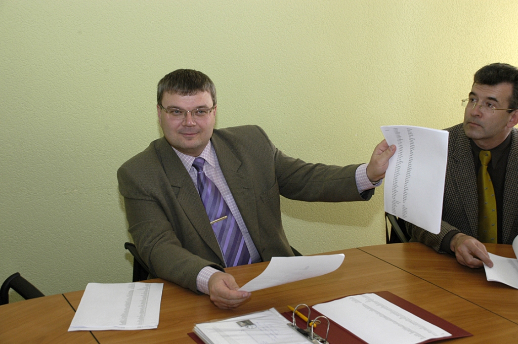 Bauskas Domes priekšsēdētājas vietnieks Māris Freimanis pilsētas 400 gadu svētku rīcības komitejas locekļus iepazīstina ar 400 ievērojamāko baušķenieku sarakstu. 
Autors: Ivars Bogdanovs