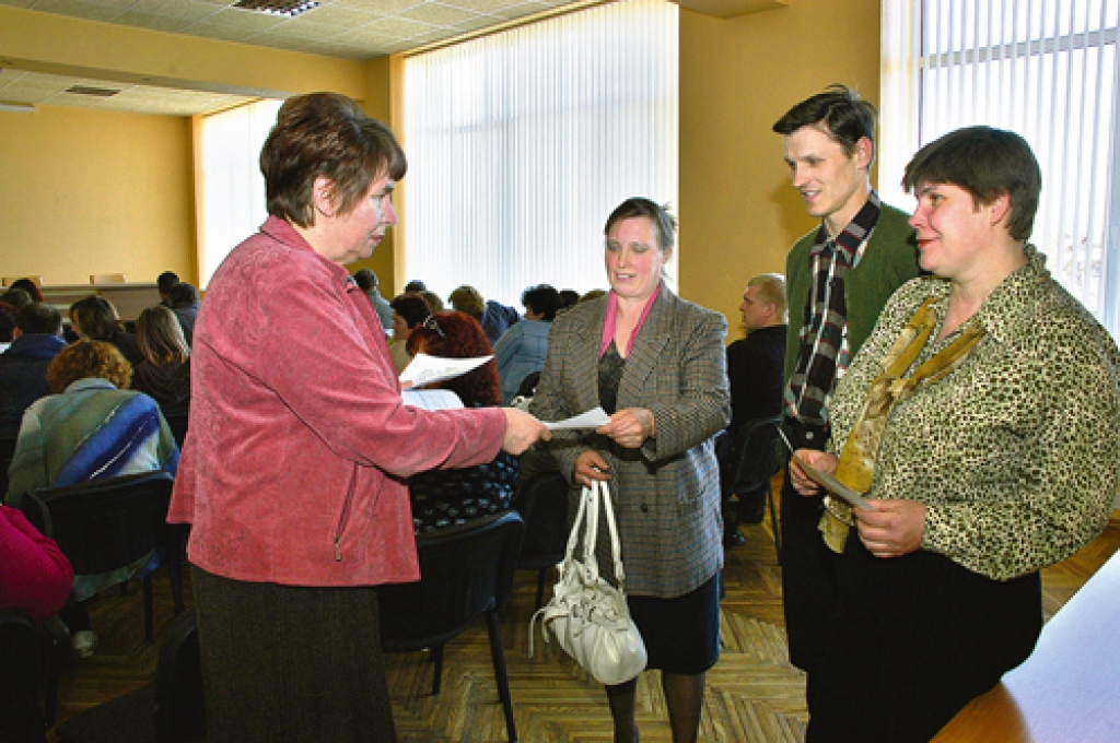 Rajona Lauksaimnieku apvienības biroja vadītāja Rudīte Jaunzeme (no kreisās) savāc aptaujas anketas, kurās sniegtos datus izmantos piensaimniecības analīzei Bauskas rajonā. Sanāksmē piedalījās Gailīšu pagasta zemniece Indra Stiķe (no labās), īslīcietis Māris Kaktiņš un vecsauliete Inta Galane. 
Autors: Ivars Bogdanovs