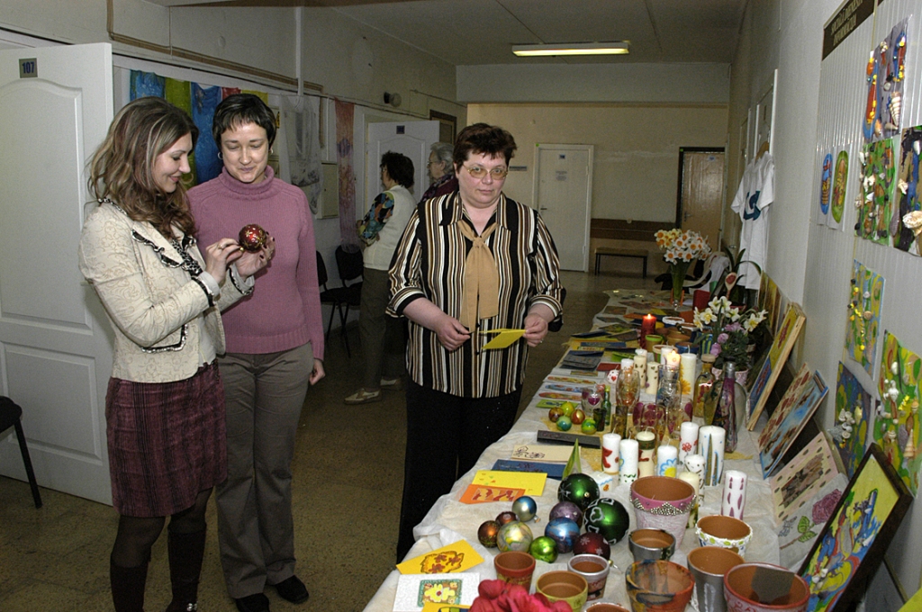 Apgleznotu eglīšu rotājumu apskata vizuālās mākslas pedagoģe Evita Zeltiņa (no kreisās), nodarbību dalībniece Lāsma Kūna un izstādes apmeklētāja Tatjana Kumakova.
Autors: Ivars Bogdanovs