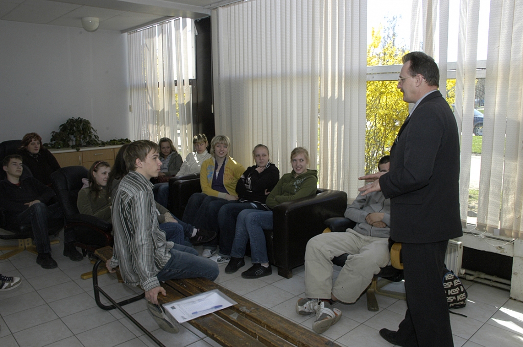 SIA «Aips» valdes priekšsēdētājs Uldis Kolužs Skaistkalnes vidusskolas 12. klases skolēniem stāstīja par uzņēmuma darbības īpatnībām, izglītības un praktiskās darbības nozīmi darbā.
Autors: Ivars Bogdanovs