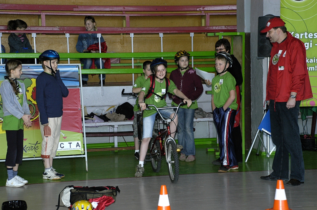 Šķēršļu joslu pārvar Bauskas 1. vidusskolas audzēkņi. Vislabāk, bez nevienas kļūdas, tas izdevās Kasparam Matuzonim.
Autors: Ivars Bogdanovs