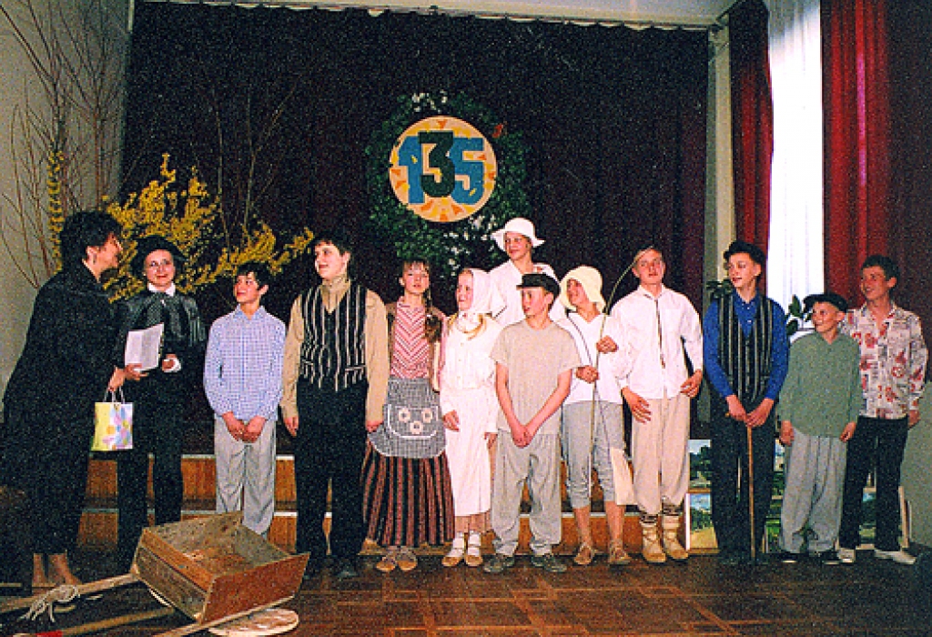 Uzvaras vidusskolas jaunieši dzejas uzvedumā. No kreisās – sarīkojuma idejas autore Vija Cerusa.
Autors: Laimonis Šulcs