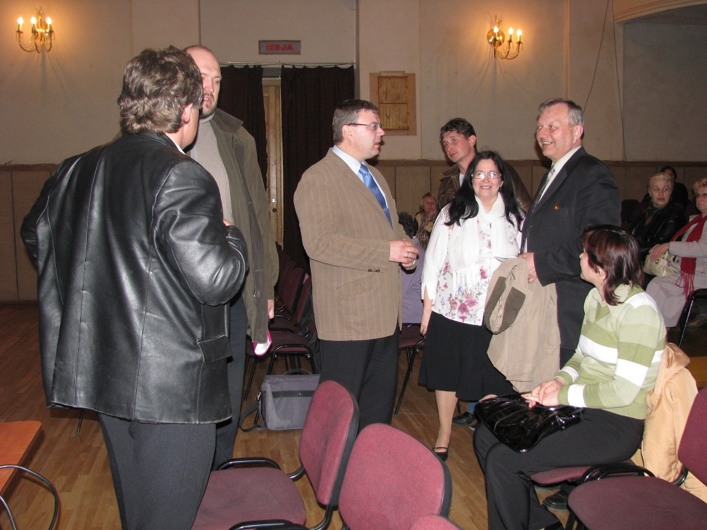 Uz Bauskas Domes rīkoto sapulci bija ieradušies SIA «Bauskas siltums» valdes priekšsēdētājs Ilmārs Rūsis (pirmais no kreisās), SIA «Bauskas namsaimnieks» valdes priekšsēdētāja Jolanta Ķikute (trešā no labās) un Jelgavas reģionālā regulatora padomes loceklis Jānis Plucis (otrais no kreisās). Pasākums pulcēja gandrīz pilnu zāli, bija ieradušās arī galvenās Bauskas Domes amatpersonas – priekšsēdētāja Ārija Gaile, priekšsēdētājas vietnieks Māris Freimanis (vidū) un izpilddirektors Jānis Mičulis (otrais no labās), finanšu un grāmatvedības nodaļas vadītāja Sarmīte Oļehnoviča (pirmā no labās).
Autors: Vilnis Auzāns