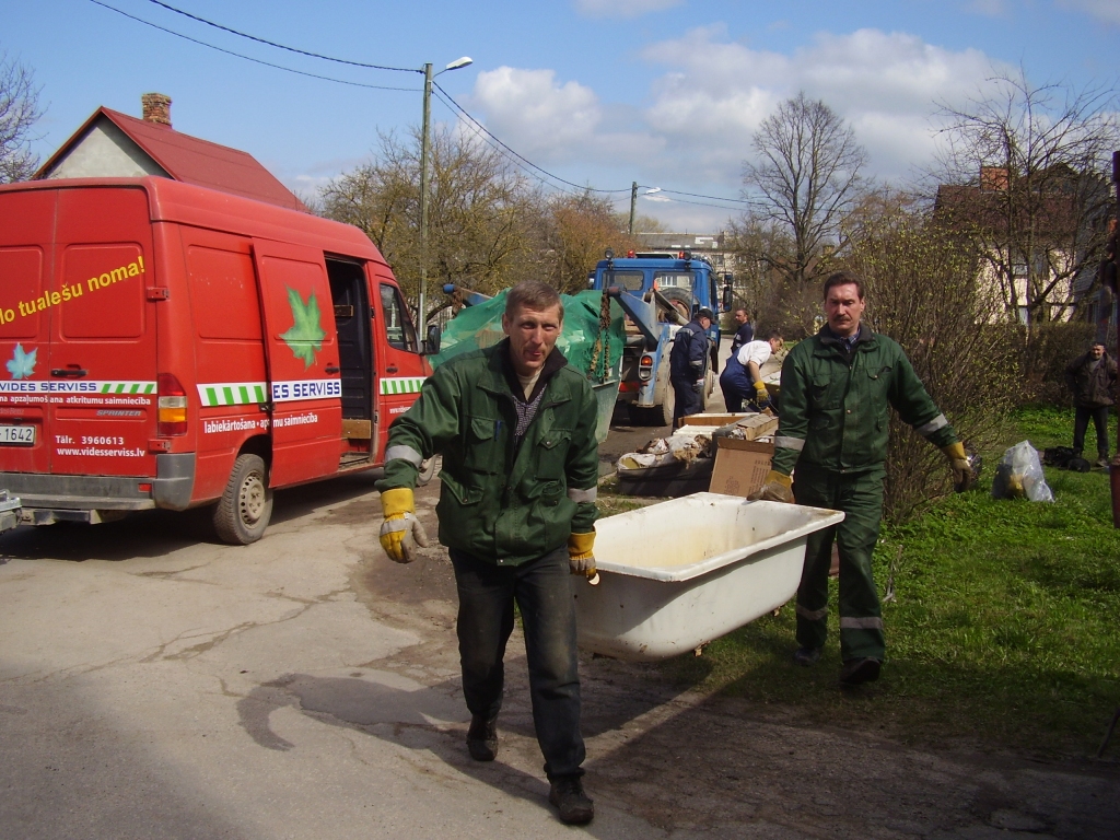 SIA «Vides serviss» darbinieki lielgabarītu atkritumus vāc pie Kareivju ielas 3 nama.
Autors: Inga Muižniece