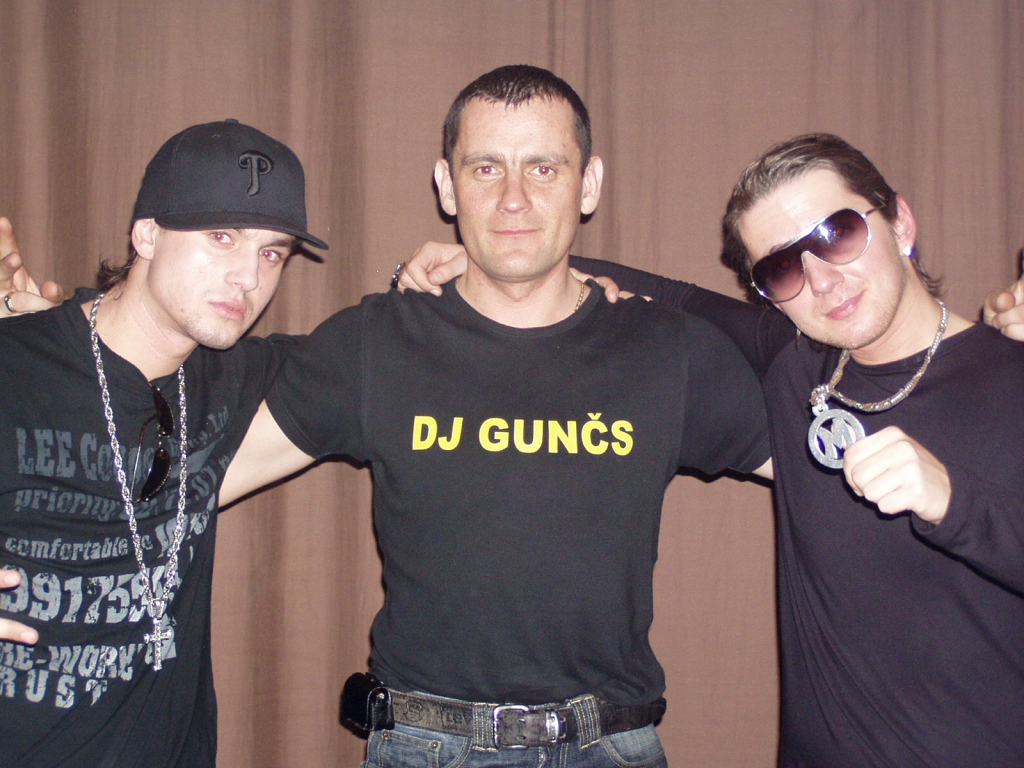 Klubā «Relax» uzstājās grupa «Device», tomēr situāciju tas diez vai mainīs. DJ Gunčam «Relax» kļuva par eksperimentu, kas nākotnē palīdzēs izveidot labāku klubu. 
Autors: No albuma.