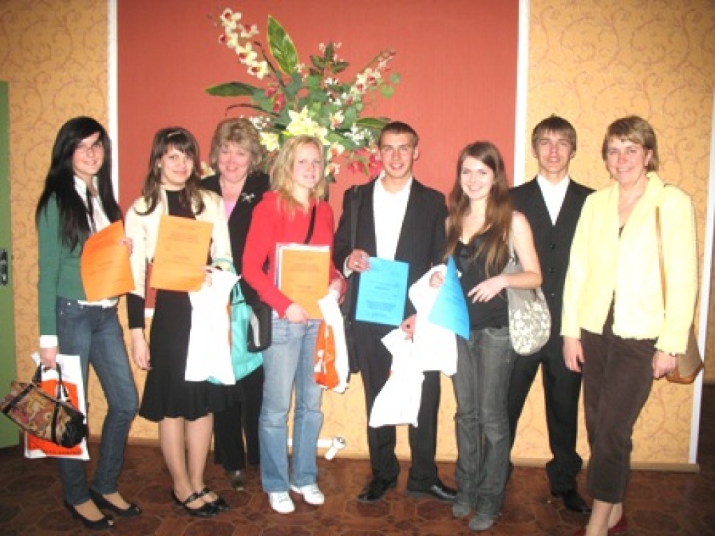 Bauskas 1. vidusskolas debatētājas Maija Rudzroga (no kreisās), Elīna Millere, skolotāja Daiga Telnere, Gita Pumpure, priecājas par uzvaru turnīrā kopā ar 2. vietas ieguvējiem Hediju Milleru, Lati Vītoliņu, Rihardu Zaueru un skolotāju Zaigi Tenisoni. 
Autors: Kristaps Auzāns