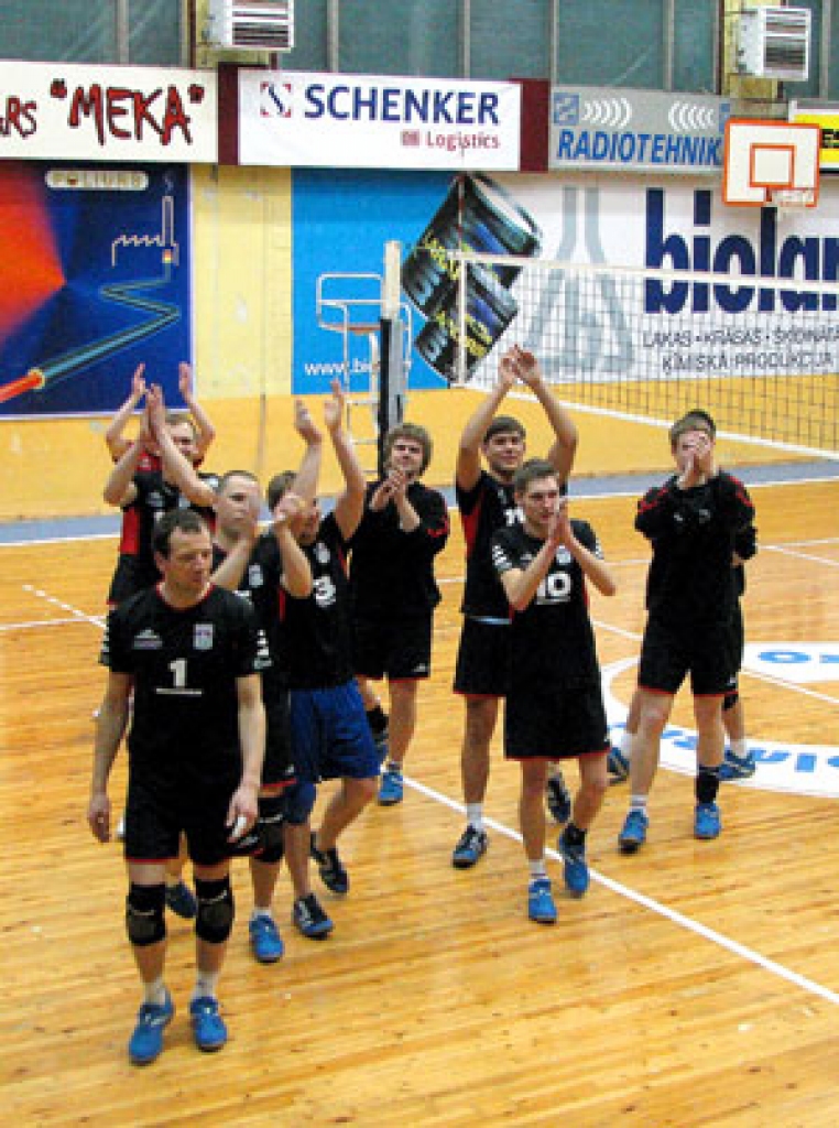 Komanda priecājas par divām uzvarām un pieteikumu Latvijas 2. vasaras olimpiādes atlases sacensību turpinājumu. 
Autors: www.vecumnieki.lv