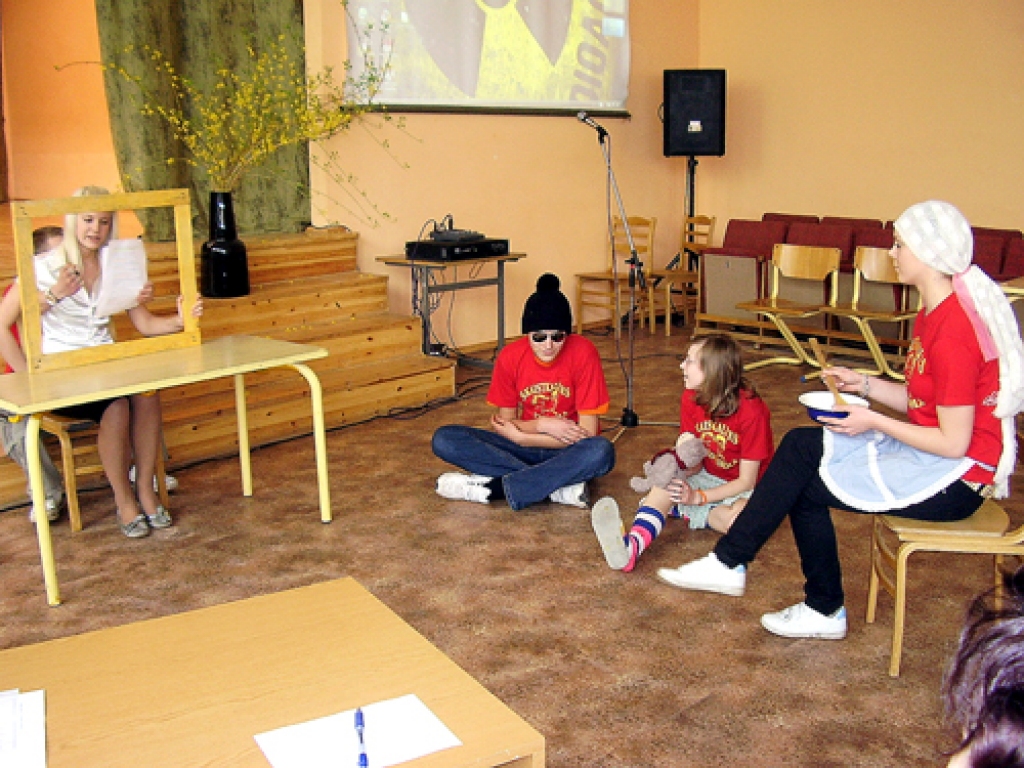 Skaistkalnes vidusskolas pirmā komanda latviešu ģimenei – vientuļajai mātei un diviem bērniem – piedāvāja noklausīties ekonomikas ziņas.
Autors: Uldis Varnevičs