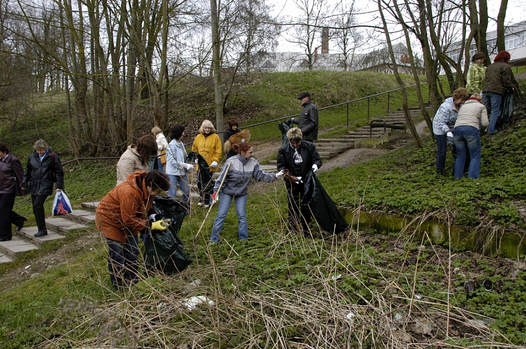 Domes darbinieki vāc izmētātos atkritumus pie kāpnēm, kas ved uz gājēju tiltiņu pār Mēmeli. 
Autors: Ivars Bogdanovs