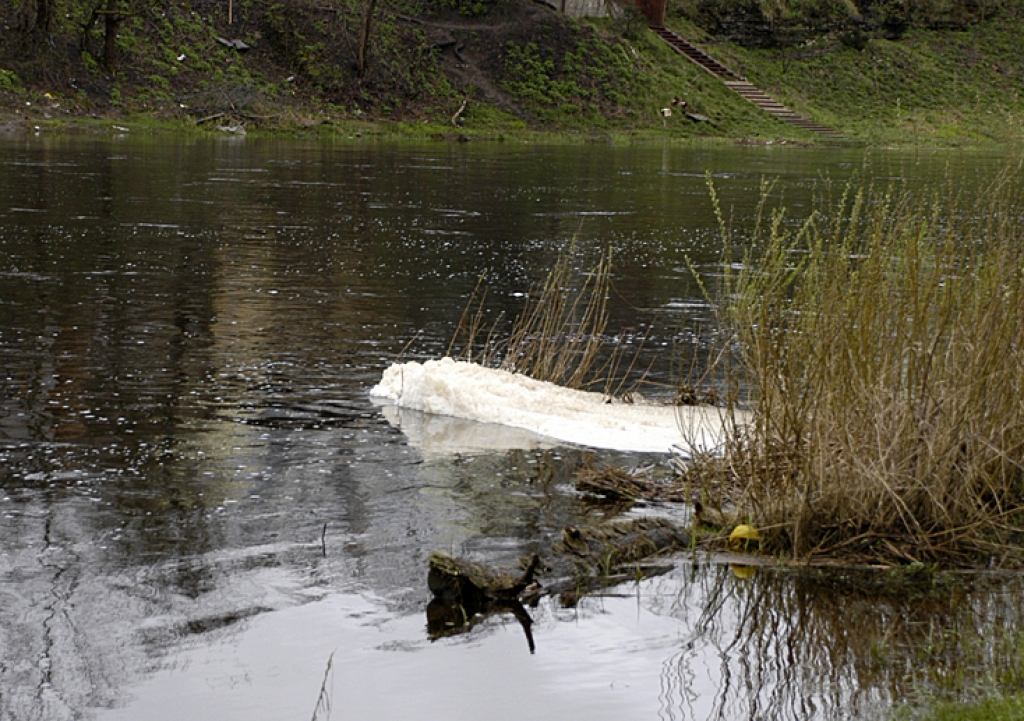 Mēmeles labajā krastā, vairākās vietās augšpus tilta, 18. aprīlī ap plkst. 9 konstatēti balti putu gabali. 
Autors: Ivars Bogdanovs