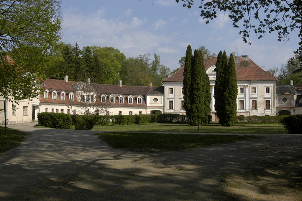 «Bauskas Dzīve» jau rakstījusi, ka Rundāles pagasta pirmsskolas izglītības iestāde «Mārpuķīte» pašlaik atrodas īpašniekam piederošā Kaucmindes muižā. Vecajā ēkā telpas nav piemērotas bērnudārzam. 
Autors: No «Bauskas Dzīves» arhīva