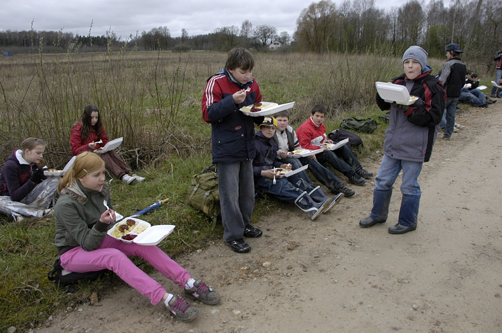 Pusdienas pēc kārtīgas fiziskas slodzes rīta agrumā 504. Bauskas vienības jaunsargiem garšo jo īpaši. 
Autors: Ivars Bogdanovs