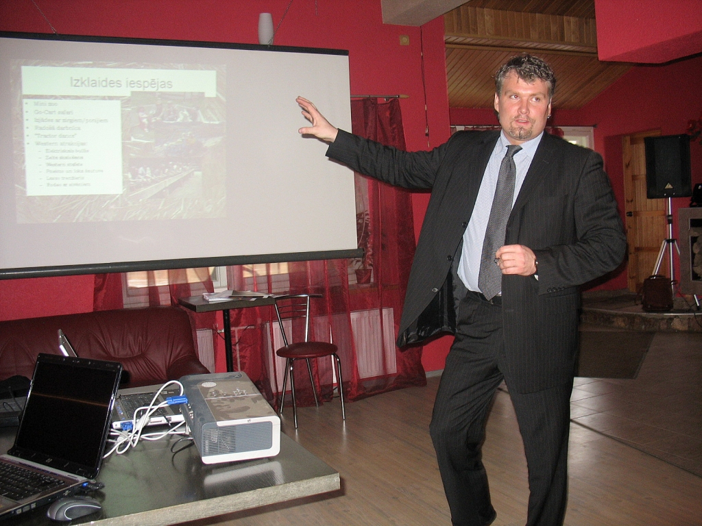 Uzņēmējs Mārtiņš Ruža ir apņēmības pilns īstenot savu lielo sapni – desmit kilometru attālumā no Bauskas būvēt Baltijā pirmo kantripilsētiņu «Bordertown». 
Autors: Vilnis Auzāns