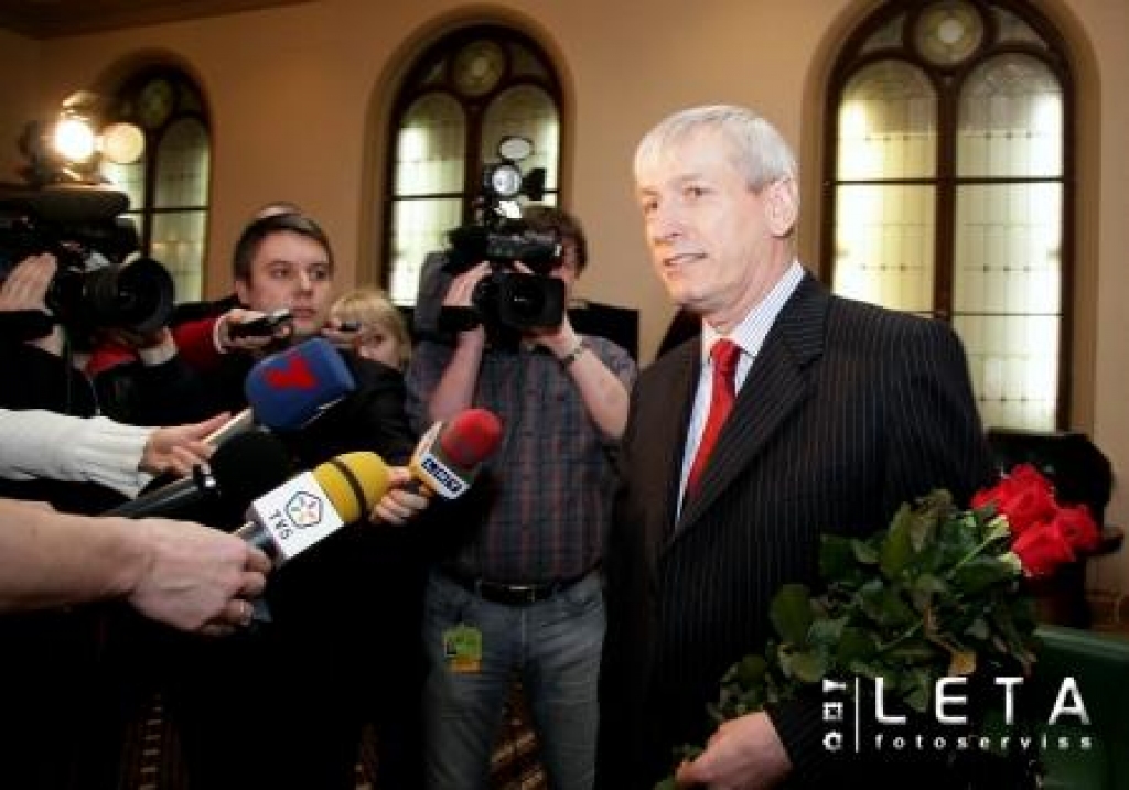 17.04.2008. Satversmes aizsardzības biroja (SAB) vadītājs Jānis Kažociņš atbild uz žurnālistu jautājumiem pēc atkārtotas ievēlēšanas SAB vadītāja amatā.
Autors: LETA