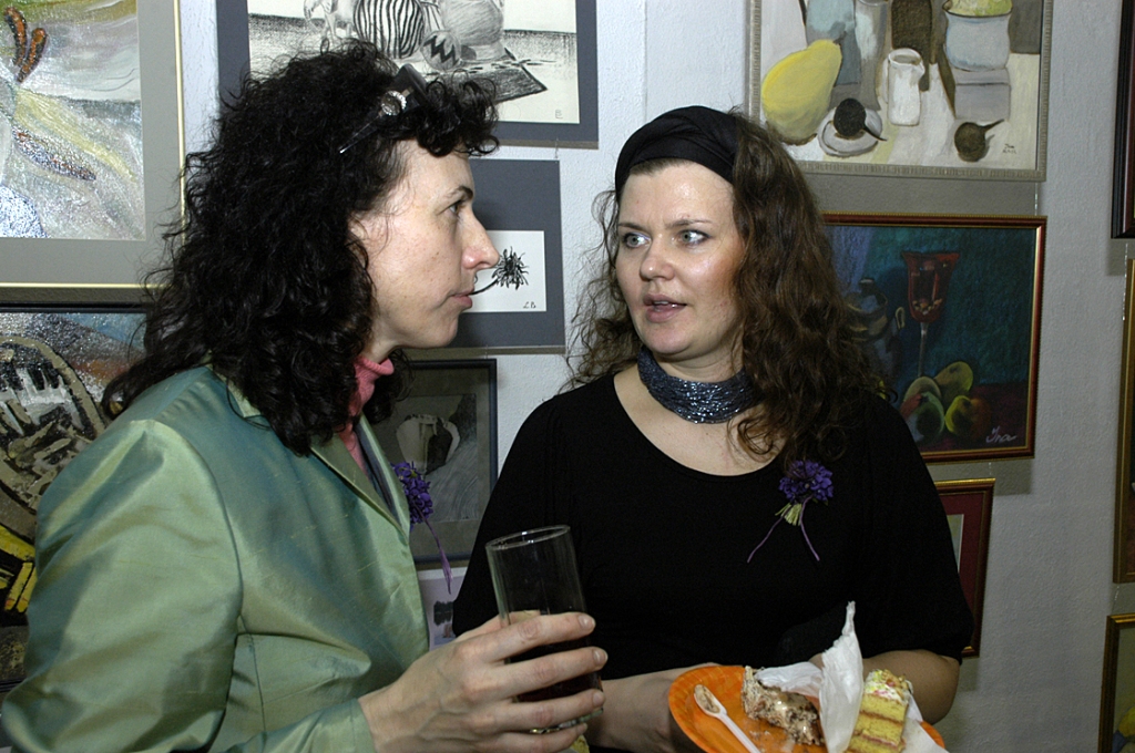 Mākslas studijas vadītāja Laura Ikerte (no labās) un māksliniece Elga Grīnvalde.
Autors: Ivars Bogdanovs