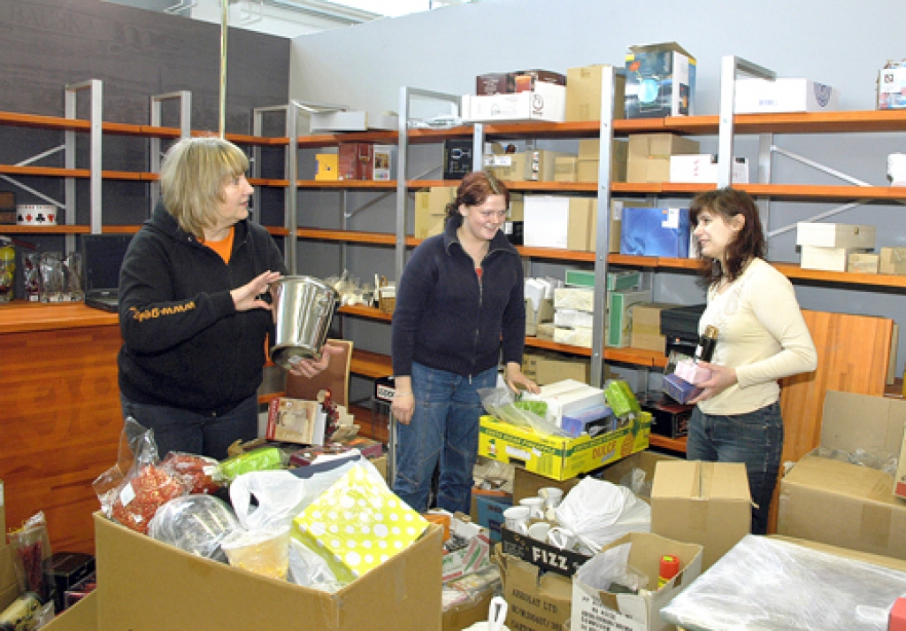 Līdz SIA «GEKA» tirgotavas atklāšanai 18. aprīlī katrai precei jāatrod sava vieta. Tāpēc pārdevējām (no kreisās) Martai Vecums-Veco, Inesei Edušai un veikala vadītājai Solvitai Dombrovskai tiešā nozīmē ir pilnas rokas darba.
Autors: Ivars Bogdanovs