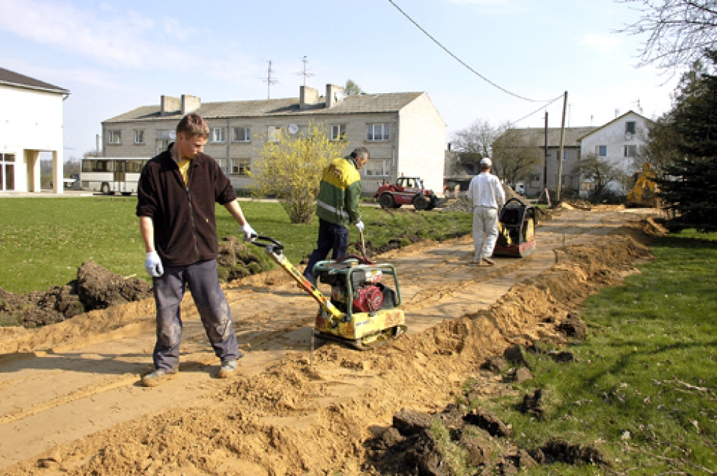 Ja vien laikapstākļi būs labvēlīgi, uzņēmuma «Kvinta plus» strādnieki gājēju celiņu Codes pagastā sola pabeigt līdz maija vidum.
Autors: Ivars Bogdanovs