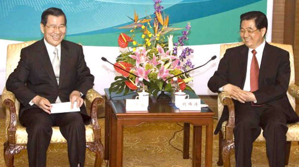 Jaunievēlētais Taivānas viceprezidents Vinsents Sjao (no kreisās) un Ķīnas prezidentu Hu Dzjiņtao.
Autors: AFP