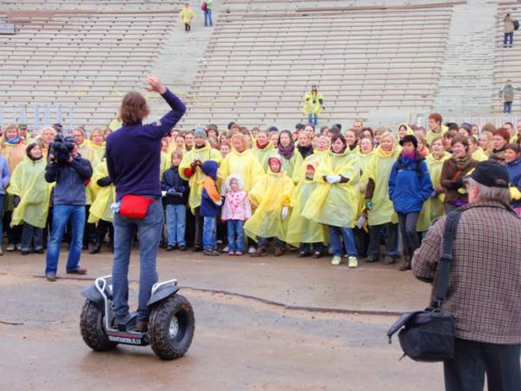 DZIESMOTAJĀ TALKĀ TALCINIEKI SAKOPA MEŽAPARKU UN IEDZIEDĀJA LIELO ESTRĀDI.
Autors: www.dziesmusvetki2008.lv